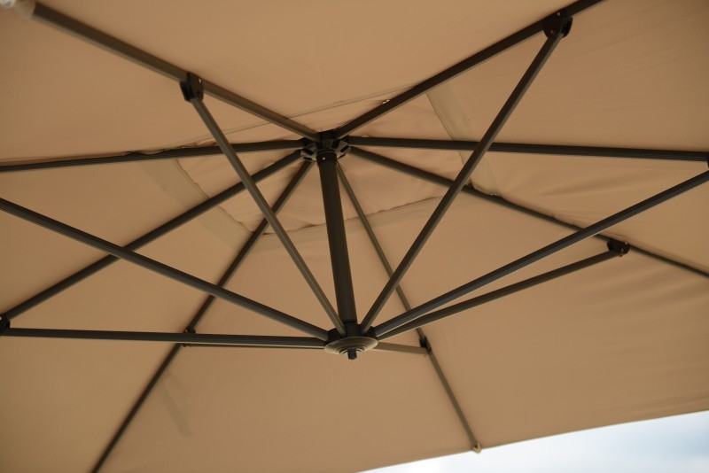 How can rust be prevented on a sun umbrella frame?(pic1)